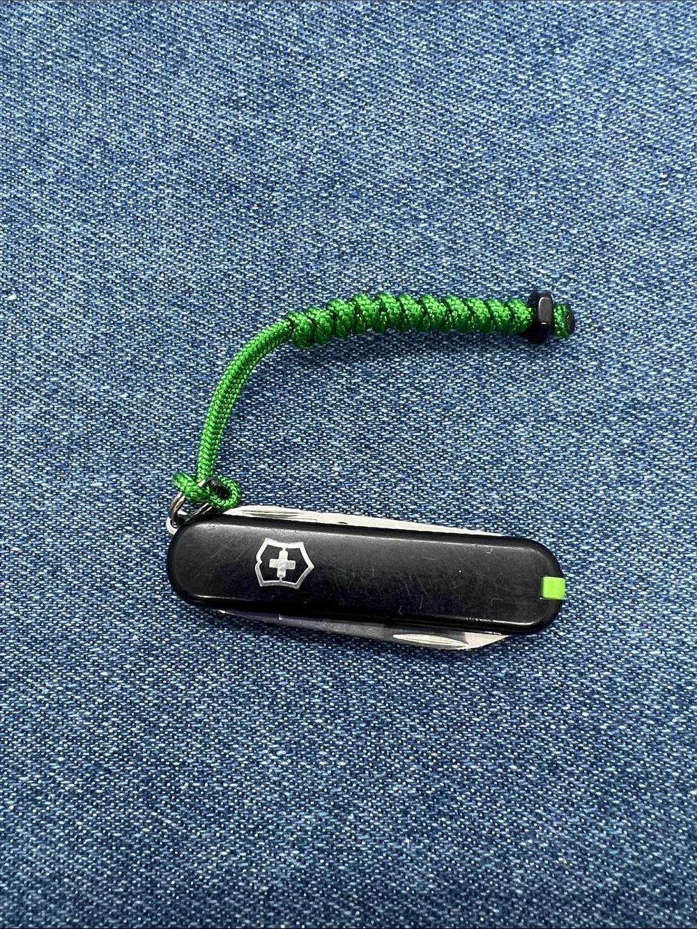 Victorinox Classic SD Swiss Army Knife 58mm SAK with Paracord Lanyard Preowned